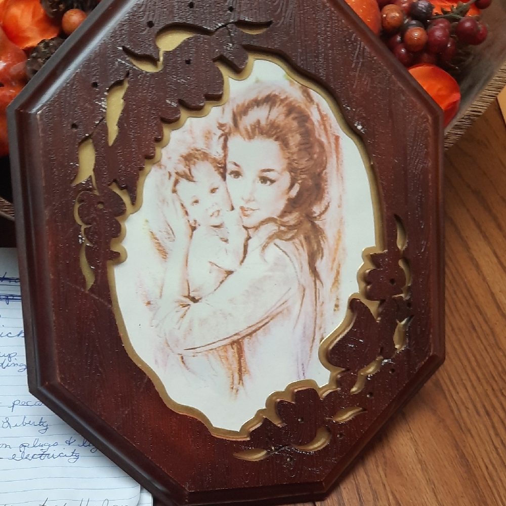Elegant Brown Wooden Picture Frame with Artistic Design